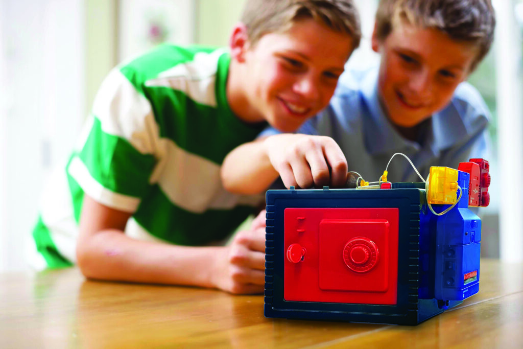 2 kids playing with 4M Logiblocs Smart Talking Bank science kit